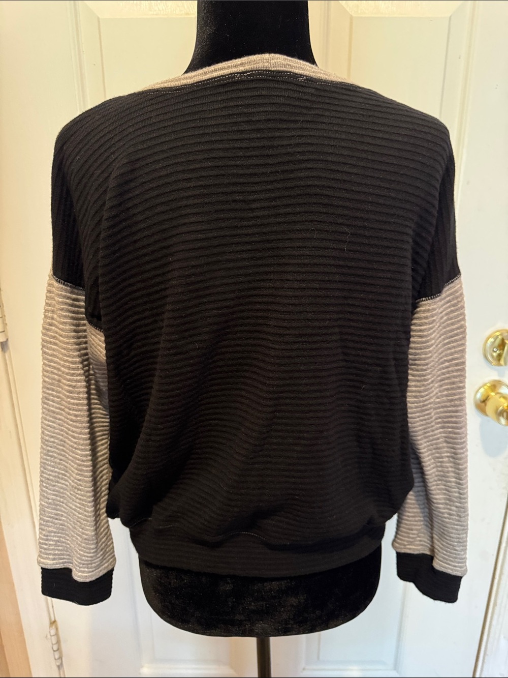 Minimal Ribbed Crewneck Sweater - Picture 4 of 8